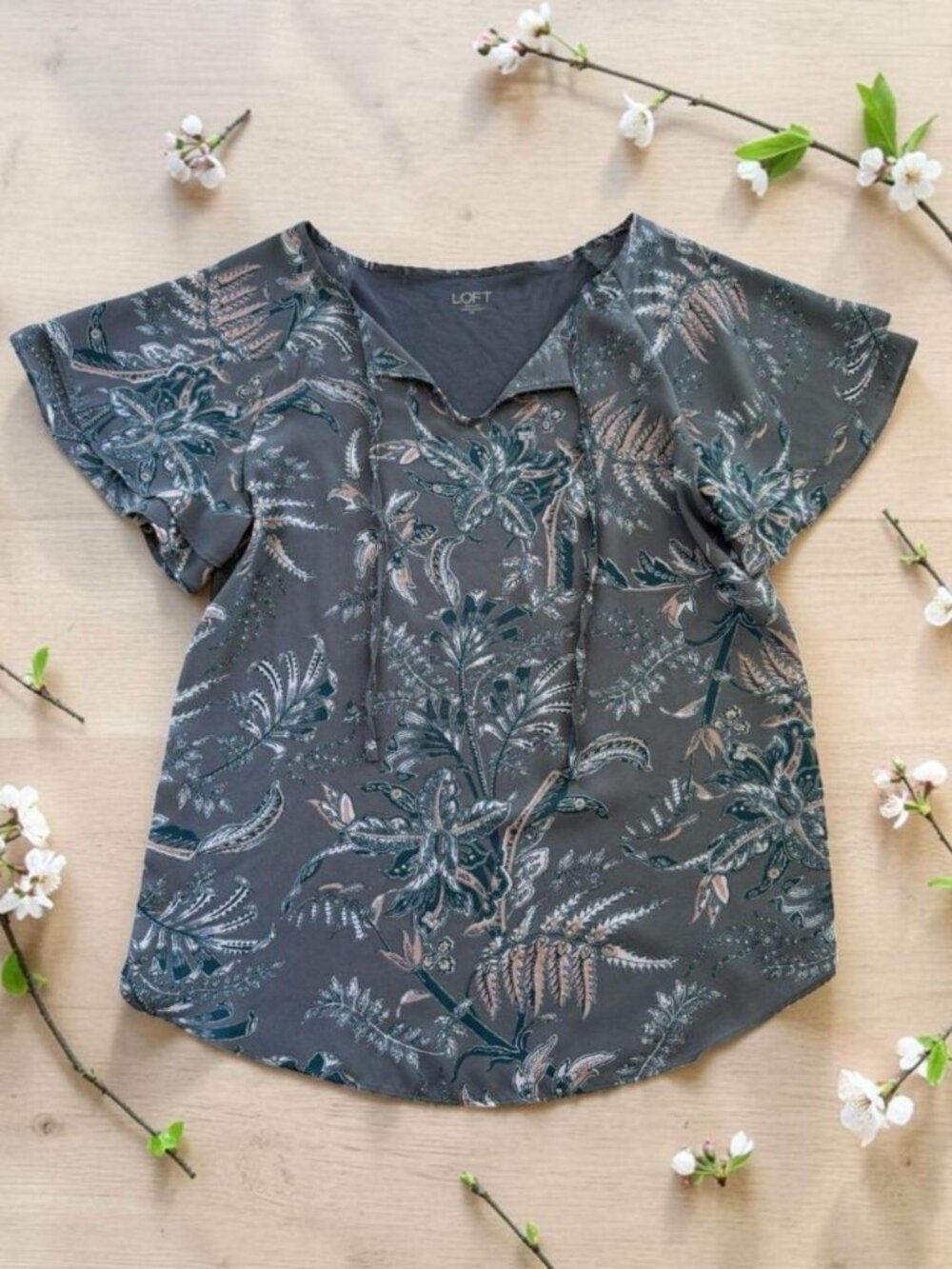 Loft Outlet Blue Gray Floral Flutter Sleeve Blouse XS‎ Tie Neck Career Cottage